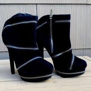 Colin Stuart size 6 black suede zipper detail booties